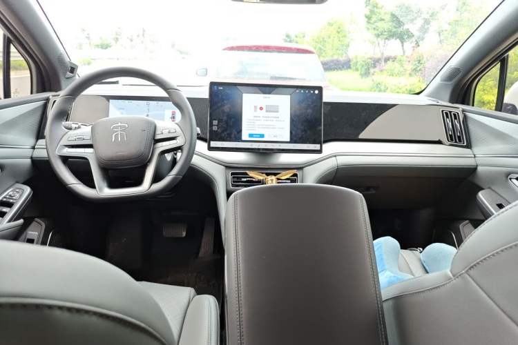 Used BYD Song L DM-i 2026 Model 200KM Superior Version Center Console