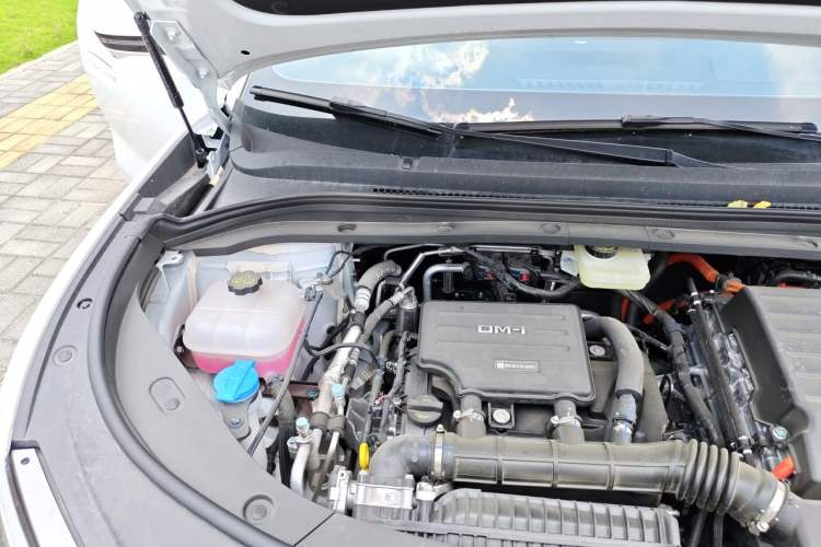 Used BYD Song L DM-i 2026 Model 200KM Superior Version Engine Bay Right