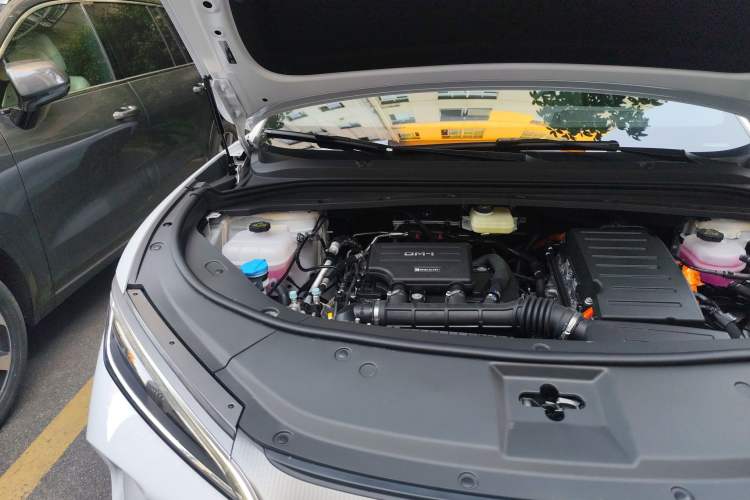 Used BYD Song L DM-i 2026 Model 200KM Superior Version Engine Bay Right