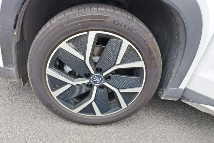 Used BYD Song L DM-i 2026 Model 200KM Superior Version Right Front Wheel Hub