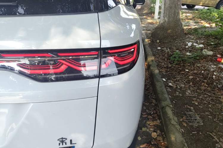 Used BYD Song L DM-i 2026 Model 200KM Superior Version Right Rear Taillight