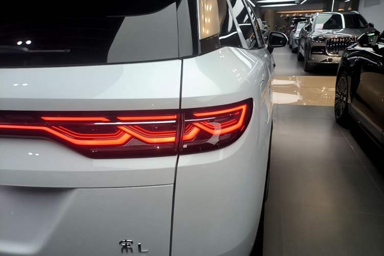 Used BYD Song L DM-i 2026 Model 200KM Superior Version Right Rear Taillight
