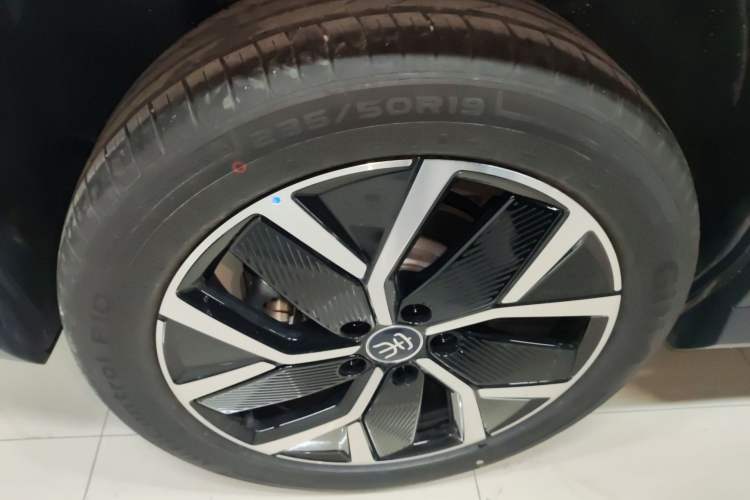 Used BYD Song L DM-i 2026 Model 200KM Superior Version Right Rear Wheel Hub