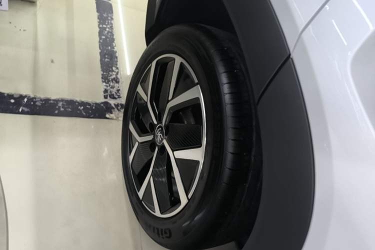 Used BYD Song L DM-i 2026 Model 200KM Excellence Version Right Rear Wheel Hub