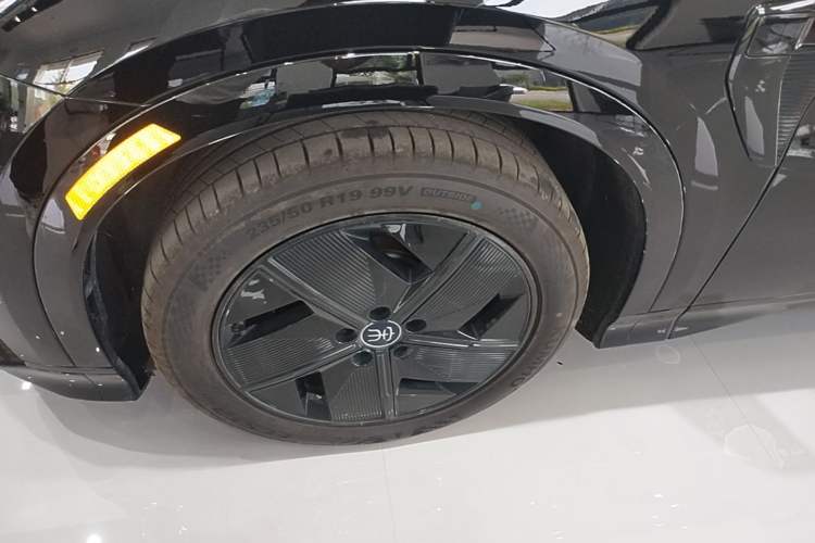 Used BYD Song L EV 2024 550 km Excellence Version Left Front Wheel Hub