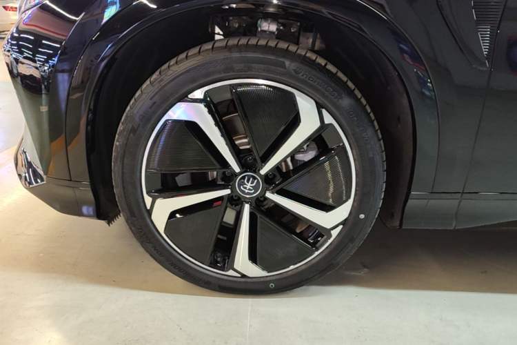 Used BYD Song L EV 2024 550 km Excellence Version Left Front Wheel Hub