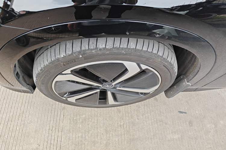 Used BYD Song L EV 2024 662 km Excellence Version Left Front Wheel Hub