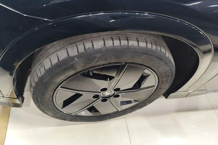 Used BYD Song L EV 2024 550 km Excellence Version Left Front Wheel Hub
