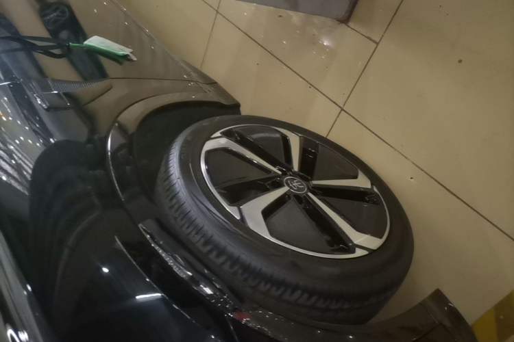 Used BYD Song L EV 2024 550 km Excellence Version Left Front Wheel Hub
