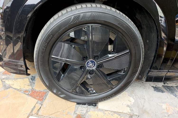 Used BYD Song L EV 2024 550 km Excellence Version Left Front Wheel Hub