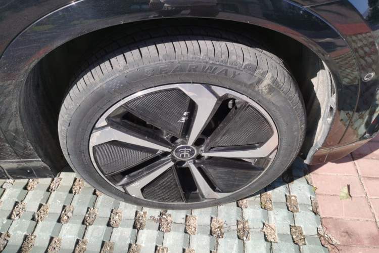 Used BYD Song L EV 2024 662 km Excellence Version Right Front Wheel Hub