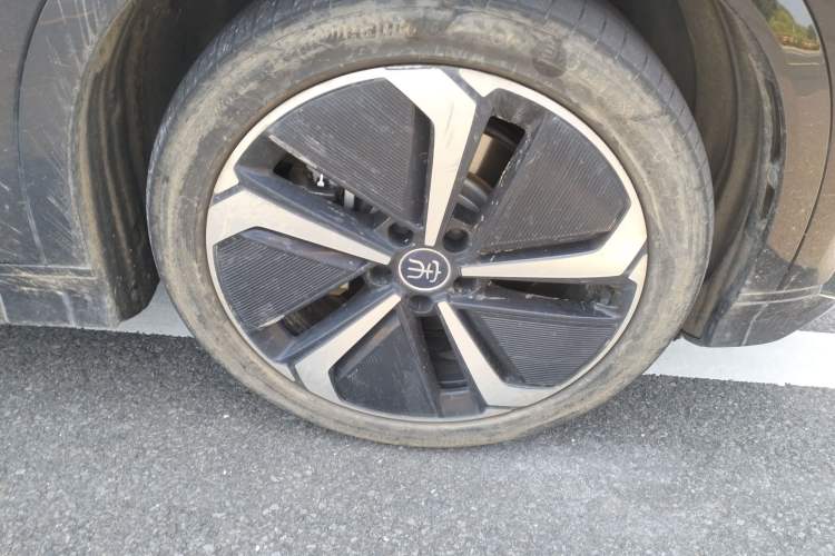 Used BYD Song L EV 2024 662 km Excellence Version Right Front Wheel Hub