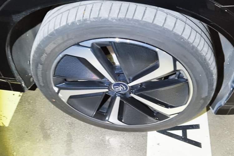 Used BYD Song L EV 2024 662 km Excellence Version Right Front Wheel Hub