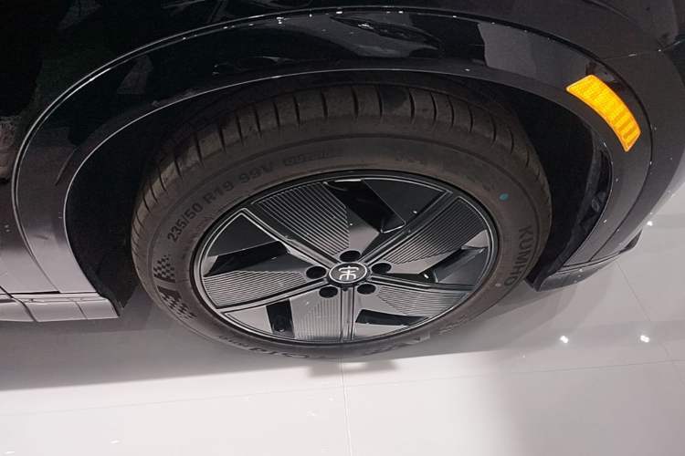 Used BYD Song L EV 2024 550 km Excellence Version Right Rear Wheel Hub