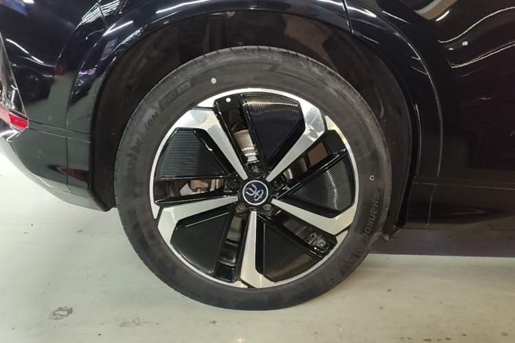 Used BYD Song L EV 2024 550 km Excellence Version Right Rear Wheel Hub