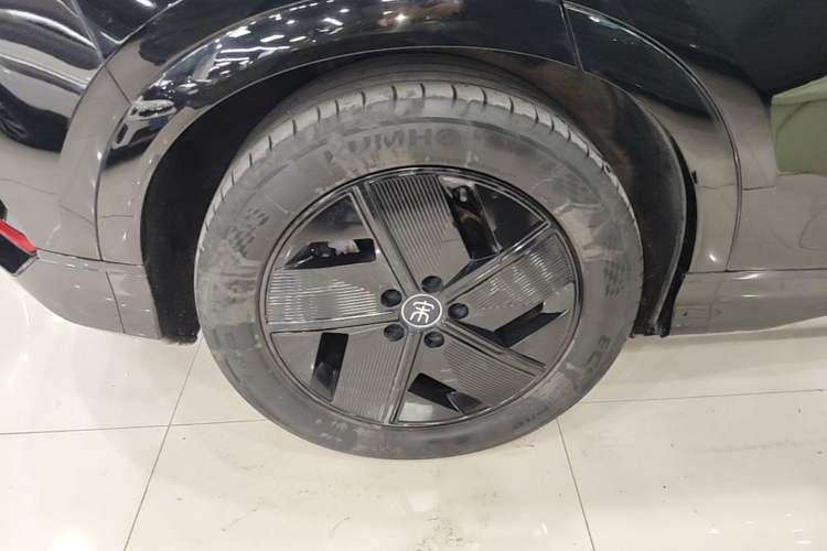 Used BYD Song L EV 2024 550 km Excellence Version Right Rear Wheel Hub