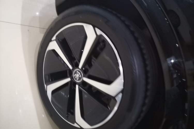 Used BYD Song L EV 2024 550 km Excellence Version Right Rear Wheel Hub
