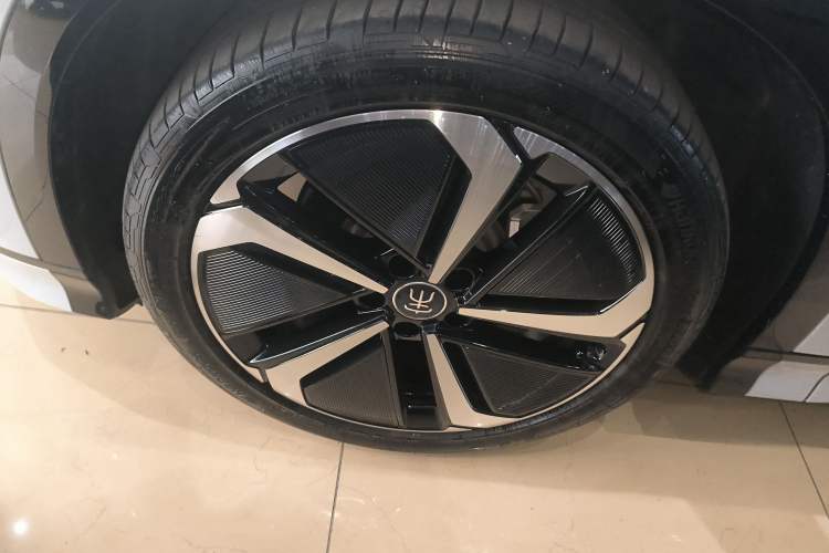 Used BYD Song L EV 2024 662 km Excellence Version Left Front Wheel Hub