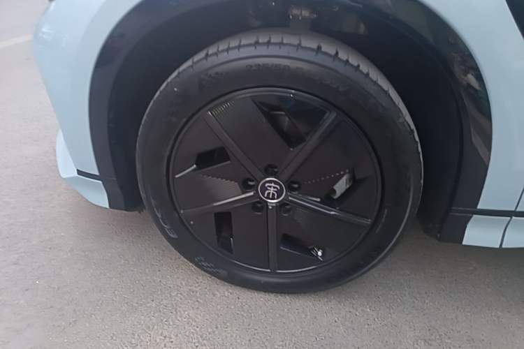 Used BYD Song L EV 2024 550 km Excellence Version Left Front Wheel Hub