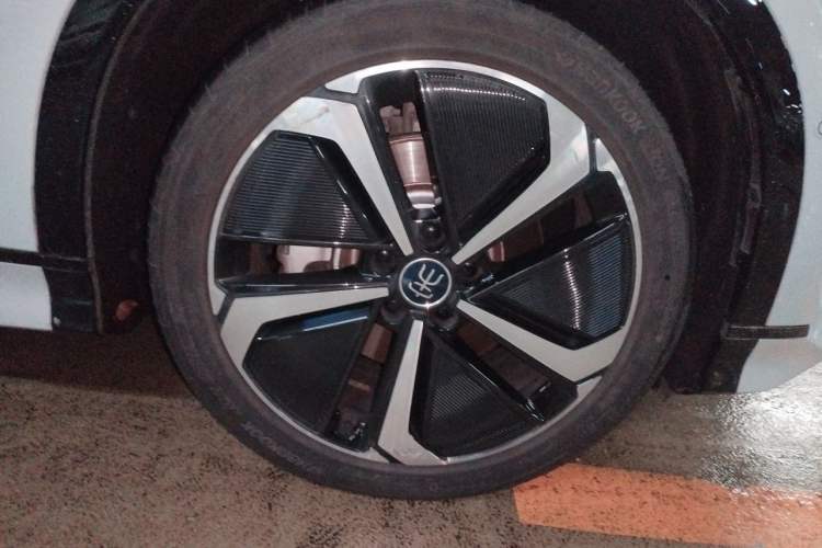 Used BYD Song L EV 2024 662 km Excellence Version Right Front Wheel Hub