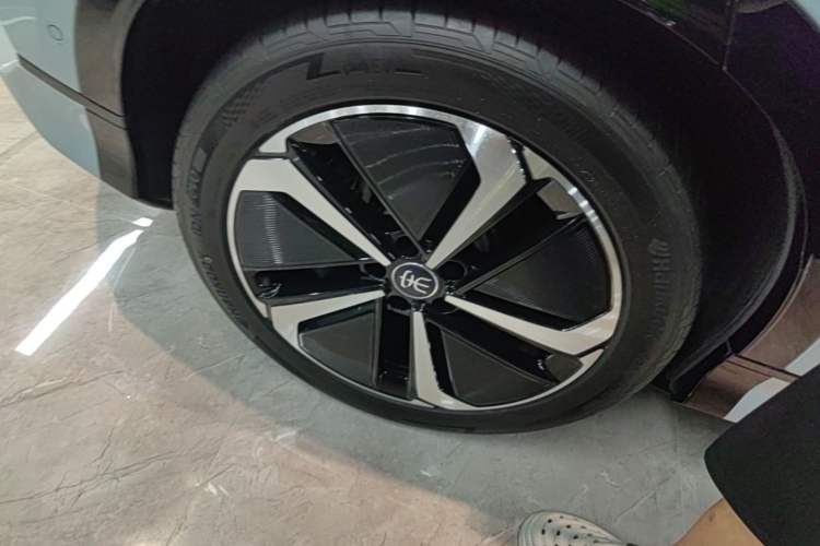 Used BYD Song L EV 2024 662 km Excellence Version Right Rear Wheel Hub