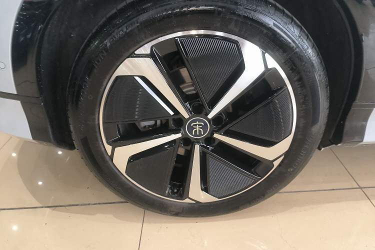 Used BYD Song L EV 2024 662 km Excellence Version Right Rear Wheel Hub