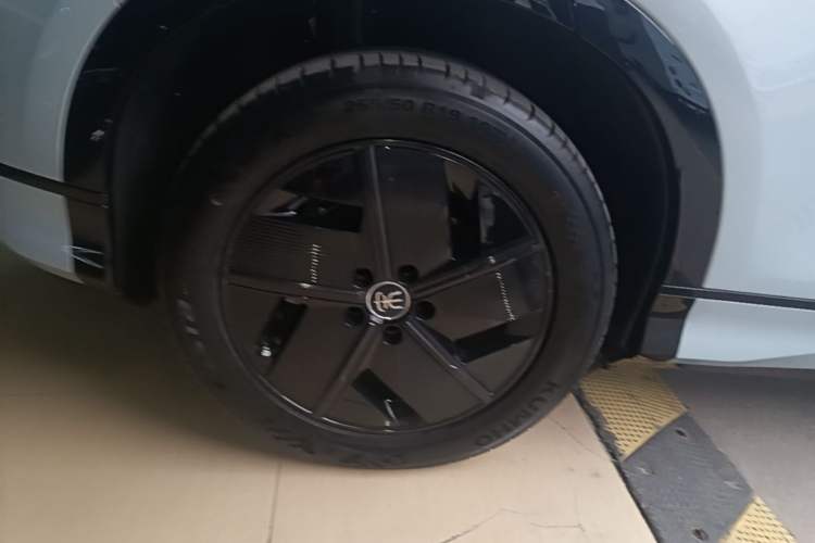 Used BYD Song L EV 2024 550 km Excellence Version Right Rear Wheel Hub
