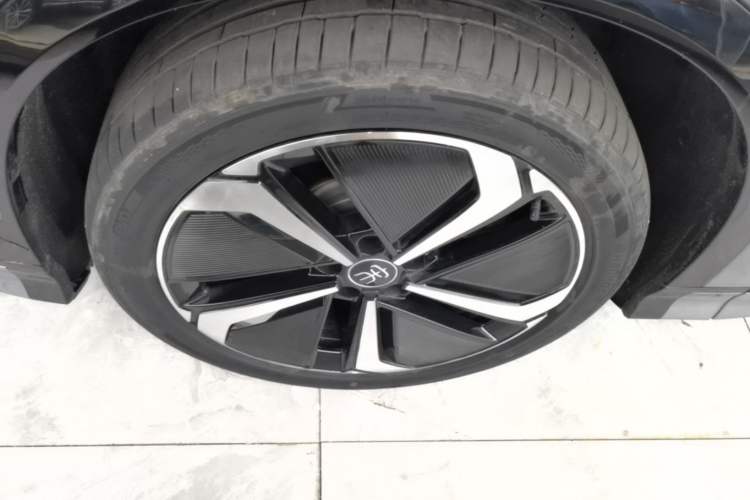 Used BYD Song L EV 2024 662 km Excellence Version Left Front Wheel Hub