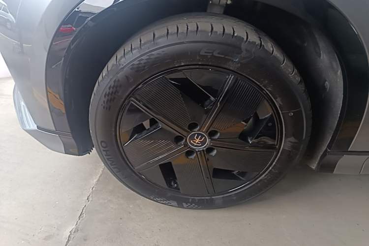 Used BYD Song L EV 2024 550 km Excellence Version Left Front Wheel Hub