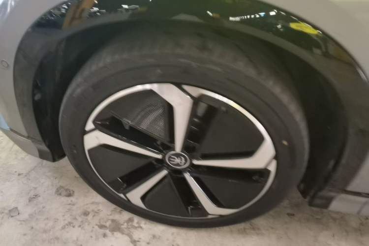 Used BYD Song L EV 2024 662 km Excellence Version Left Front Wheel Hub