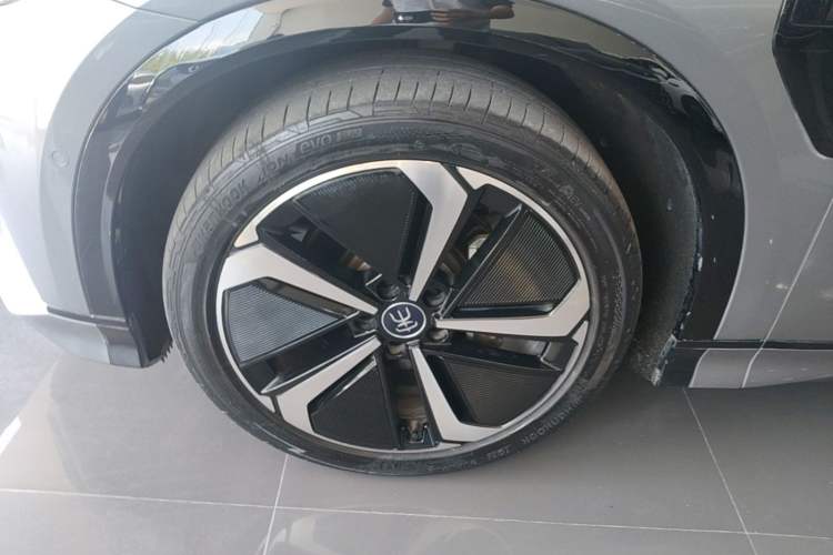 Used BYD Song L EV 2024 662 km Excellence Version Left Front Wheel Hub