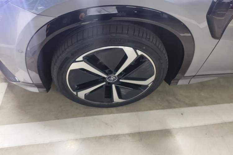Used BYD Song L EV 2024 662 km Excellence Version Left Front Wheel Hub