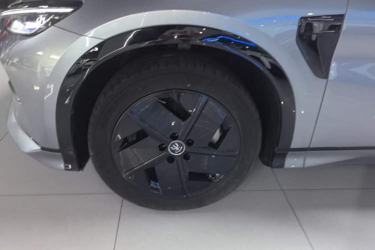 Used BYD Song L EV 2024 550 km Excellence Version Left Front Wheel Hub