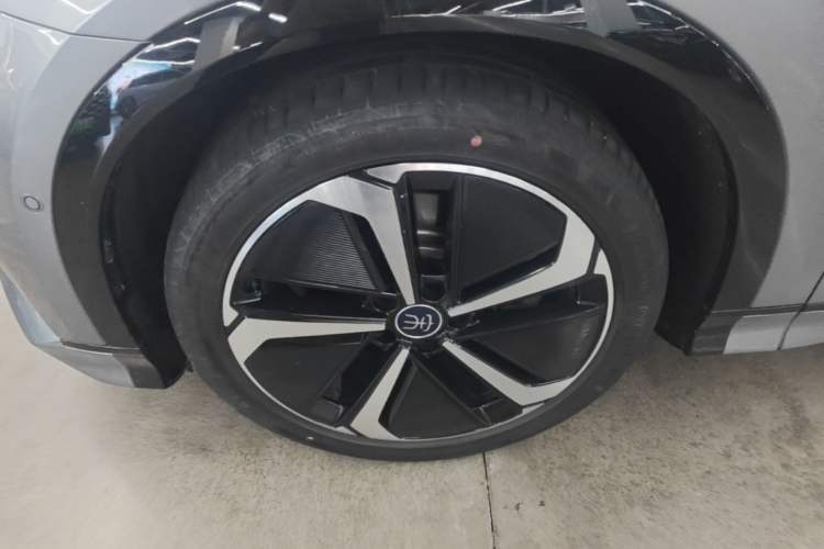 Used BYD Song L EV 2024 662 km Excellence Version Left Front Wheel Hub