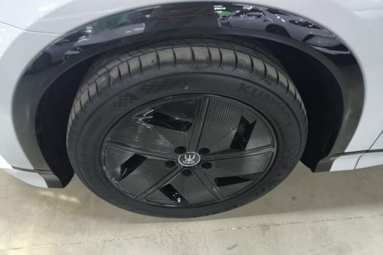 Used BYD Song L EV 2024 550km Beyond Edition Left Front Wheel Hub