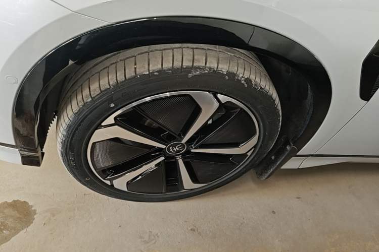 Used BYD Song L EV 2024 662 km Excellence Version Left Front Wheel Hub