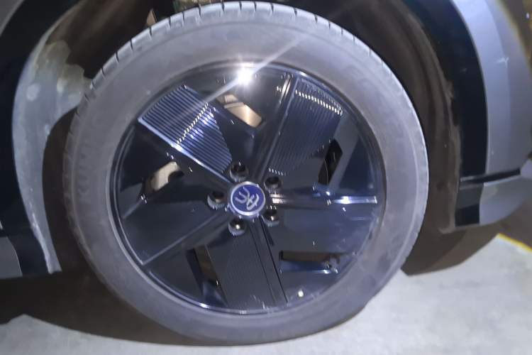 Used BYD Song L EV 2024 550 km Excellence Version Right Front Wheel Hub