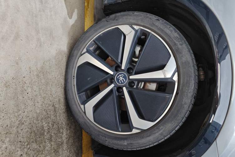 Used BYD Song L EV 2024 662 km Excellence Version Right Front Wheel Hub