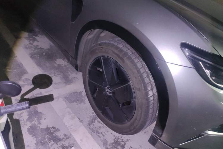 Used BYD Song L EV 2024 550 km Excellence Version Right Front Wheel Hub