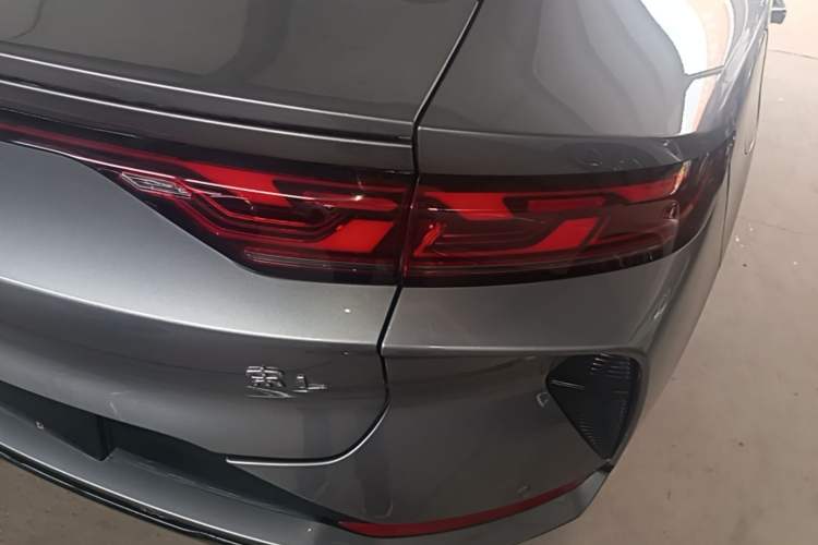 Used BYD Song L EV 2024 550 km Excellence Version Right Rear Taillight