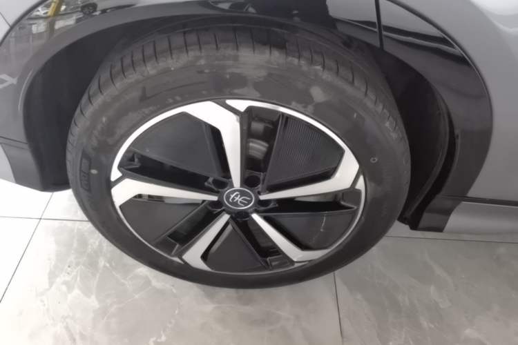 Used BYD Song L EV 2024 662 km Excellence Version Right Rear Wheel Hub