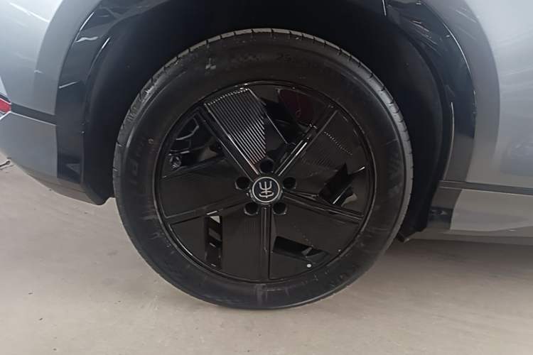 Used BYD Song L EV 2024 550 km Excellence Version Right Rear Wheel Hub
