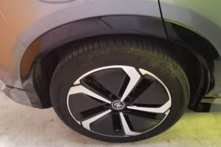 Used BYD Song L EV 2024 662 km Excellence Version Right Rear Wheel Hub