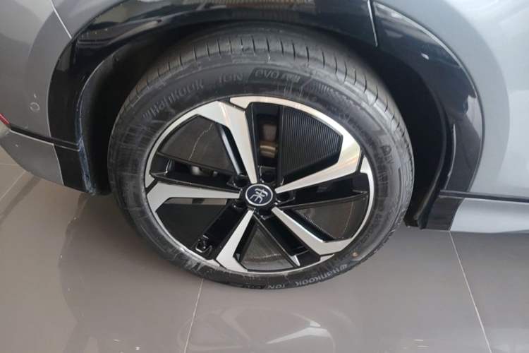 Used BYD Song L EV 2024 662 km Excellence Version Right Rear Wheel Hub