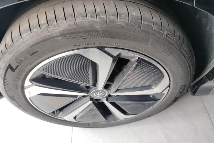 Used BYD Song L EV 2024 662 km Excellence Version Right Rear Wheel Hub