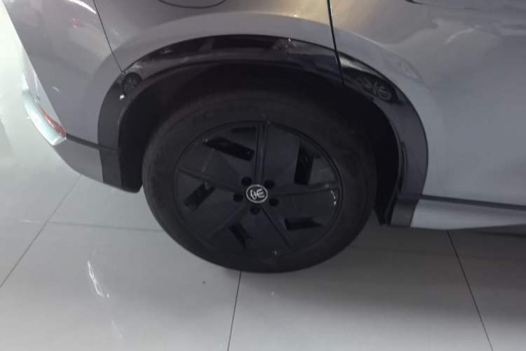 Used BYD Song L EV 2024 550 km Excellence Version Right Rear Wheel Hub