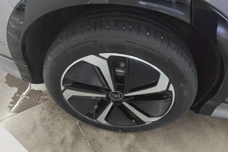 Used BYD Song L EV 2024 662 km Excellence Version Right Rear Wheel Hub