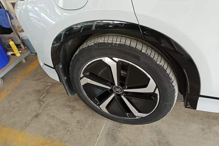 Used BYD Song L EV 2024 662 km Excellence Version Right Rear Wheel Hub