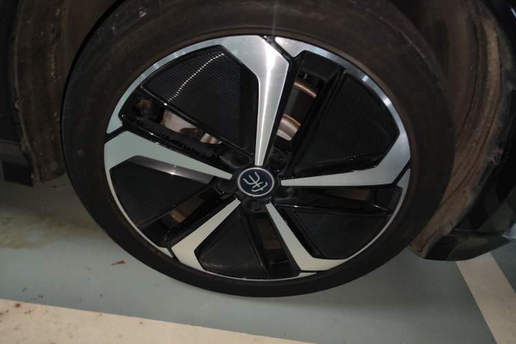 Used BYD Song L EV 2024 662 km Excellence Version Right Front Wheel Hub
