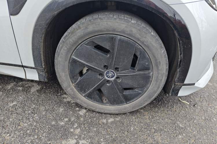 Used BYD Song L EV 2024 550 km Excellence Version Right Front Wheel Hub
